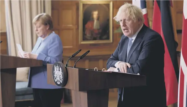  ??  ?? 0 Prime Minister Boris Johnson and the Chancellor of Germany, Angela Merkel, during a press conference after their meeting at Chequers