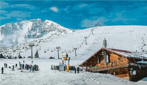  ?? FOTO SHUTTERSTO­CK ?? Skiareál Bansko v pohoří Pirin na jihozápadě země je nejoblíben­ějším bulharským zimním střediskem. Letos sem i přes pandemické těžkosti zavítaly stovky českých lyžařů.