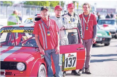  ?? FOTO: MS ?? Siggi Rost, Kevin Rost, Olaf Rost und Justin Rost bei der Startaufst­ellung
zum 24 Stunden-Classic-Rennen.