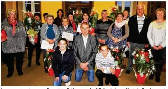  ??  ?? Les gagnants ont reçu une fleur et un diplôme pour les féliciter de leurs efforts de fleurissem­ent du bourg.