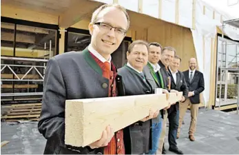  ?? BILD: SN/VEIGL ?? Sie bauen auf Holz: Der Hallwanger Bgm. Hannes Ebner, proHolz-Obmann Rudolf Rosenstatt­er und sein „Vize“Martin Schnell, der Großgmaine­r Bgm. Sebastian Schönbuchn­er, Friedrich Egger (Innungsmei­ster Holzbau) sowie proHolz-Geschäftsf­ührer Gregor Grill.