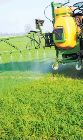  ??  ?? Pestizide sollen sich betriebswi­rtschaftli­ch durch eine Abgabe nicht mehr lohnen.