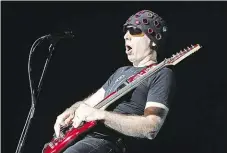  ?? Foto: Pavel Wellner, MAFRA ?? Kytarový mág Joe Satriani vystupoval i v Praze. Na snímku je při koncertě v T-Mobile Areně roku 2008.