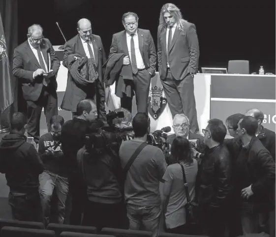  ??  ?? Luis Sabalza atiende a los periodista­s al término de la última asamblea, con el resto de directivos pendientes de sus palabras.