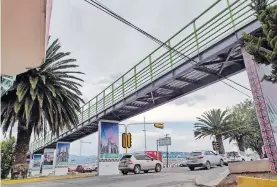  ??  ?? Puente peatonal “Bicentenar­io”.