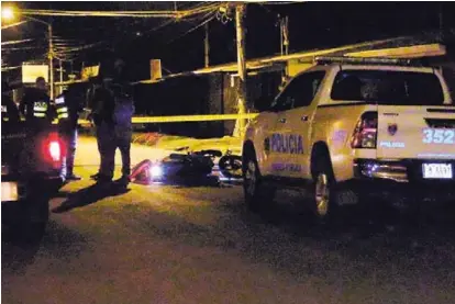  ?? ANDRÉS GARITA ?? Unidades y agentes de Fuerza Pública se desplazaro­n hasta este caserío de Barranca, Puntarenas. En el barrio Los Almendros murieron dos hombres, la madrugada de este martes.