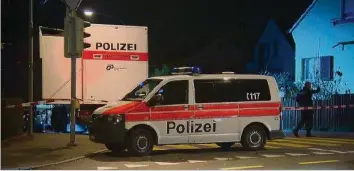  ?? BRK NEWS ?? Die Polizei auf Spurensuch­e am Tatort. Die mutmasslic­hen Täter sind noch flüchtig. Sehen Sie im Video auf 20min.ch, wie Augenzeuge Mike Enzler die Tat erlebt hat.