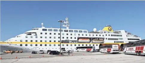  ?? MICHAEL SEARS / MILWAUKEE JOURNAL SENTINEL ?? The cruise ship MS Hamburg docked September 14, 2015, in Milwaukee as a stop on a Great Lakes cruise. Buses waited to be filled with passengers mostly from Germany, who were touring various local and Wisconsin locations. The six-deck ship carrying 400 passengers is operated by Plantours.