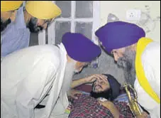  ?? BHARAT BHUSHAN/HT ?? Akal Takht jathedar Giani Gurbachan Singh interactin­g with a victim of alleged custodial torture at Government Rajindra Hospital in Patiala on Thursday.