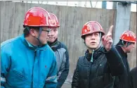  ??  ?? Sui Xiaochan (right) and her inspection team at work at the Tianjin branch of the oil company Sinopec.