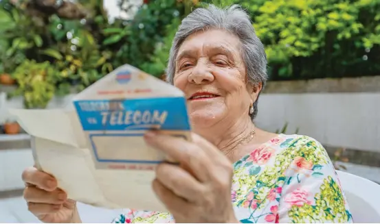  ?? FOTO ?? Vásquez, de 76 años, lee hoy los telegramas que le enviaba su novio, con la misma emoción de hace 59 años.