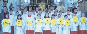  ?? FOTO: KARLHEINZ KIRCHMAIER ?? Die neuen Ministrant­en der Seelsorgee­inheit Meßkirch-Sauldorf sind stolz auf ihr Amt. Rechts im Bild ist Pater Joseph, links Gemeindere­ferentin Sybille Konstanzer.