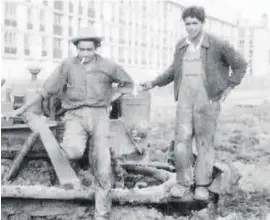  ?? ?? Trabajo Grupo de emigrantes trabajando en Sarcelles, París, en 1960-61. ▷