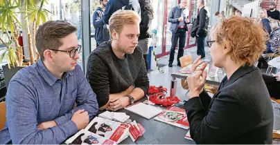  ?? ARCHIVFOTO: ANJA TINTER ?? Wer sich selbststän­dig machen möchte, kann sich über die Beantragun­g von Fördermitt­eln informiere­n.