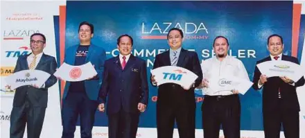  ?? PIC BY ROSELA ISMAIL ?? Deputy Internatio­nal Trade and Industry Minister Datuk Ahmad Maslan (third from left) and Lazada Malaysia chief executive officer Hans Peter Ressel (second from left) during the launch of the ECommerce Seller Conference 2017 in Petaling Jaya yesterday.