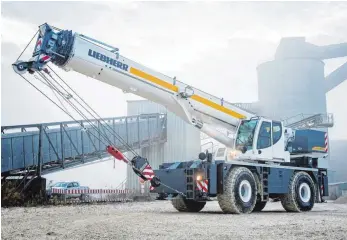  ?? FOTO: LIEBHERR ?? In Ehingen gebauter Mobilkran: Liebherr hat sein Produktpro­gramm um eine zusätzlich­e Baureihe von Geländekra­nen der 90- und 100-Tonnen-Klasse erweitert.