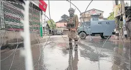  ?? WASEEM ANDRABI/ HT ?? Paramilita­ry soldier stands guard during restrictio­ns in downtown area of Srinagar on Tuesday.