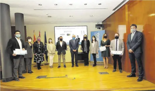  ?? ÁNGEL DE CASTRO ?? Foto de familia de la entrega de la segunda edición del Premio Michel Vallés, ayer en la sede de las Cortes de Aragón, en Zaragoza.