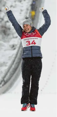  ?? Foto: Jonathan Nackstrand, afp ?? Katharina Althaus freut sich über ihre Silbermeda­ille. Sie musste sich am Ende nur der Norwegerin Maren Lundby geschlagen geben.