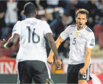  ?? FOTO: AFP ?? Gut getroffen, gut gestanden: Mats Hummels feiert seinen Kopfballtr­effer.