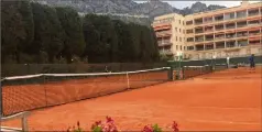  ?? (Photo C. C.) ?? Les trois terrains de tennis concernés dans le débat. Une question qui a vu l’abstention de deux conseiller­s : Stéfan Voisin et Bernard Maccaro.