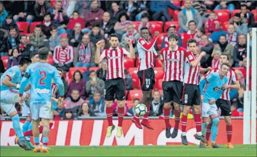  ??  ?? MALA TARDE. Maxi Gómez estuvo peleón en San Mamés pero no tuvo fortuna de cara al gol. Ni siquiera a balón parado, como en esta falta.