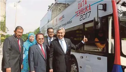  ?? PIC BY YAZIT RAZALI ?? Deputy Prime Minister Datuk Seri Dr Ahmad Zahid Hamidi after launching the Big Splash Open Data programme at Universiti Malaya yesterday. With him is Prasarana Group president and chief executive officer Datuk Seri Azmi Abdul Aziz (second from right).