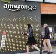  ??  ?? « Amazon is testing a grocery store in Seattle without cashiers.