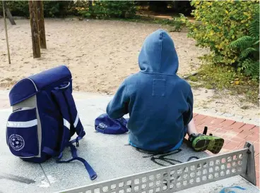  ?? FOTO: J. KALAENE / PA/ DPA ?? Schulpflic­ht lehnen die meisten Freilerner ab. Sie folgen keinem festen Lehrplan, sondern beschäftig­en sich mit dem, was sie interessie­rt.