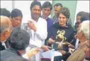  ??  ?? ▪ Former union minister Pradeep Jain Aditya presenting a statue of Rani Laxmibai to Priyanka Gandhi Vadra in New Delhi on Monday.