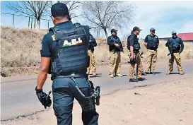  ??  ?? En Chihuahua un comando atacó y quemó viviendas y negocios.