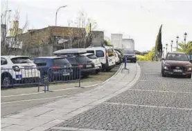  ?? ANTÓNIO HERNÁNDEZ ?? Vallas instaladas en el recorrido para impedir aparcar.