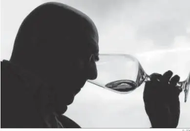  ?? EL DÍA ?? Un hombre huele a modo de cata el vino que va a consumir.