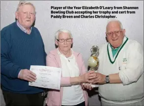  ??  ?? Player of the Year Elizabeth O’Leary from Shannon Bowling Club accepting her trophy and cert from Paddy Breen and Charles Christophe­r.