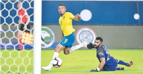  ?? FOTO: AFP ?? Gabriel Jesús elude al portero local Mohammed Al-owais para anotar después de cinco juegos sin ser llamado a la Seleçao.