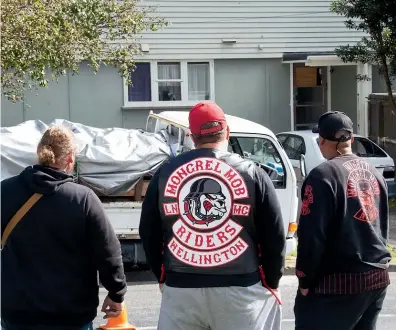  ?? ROSS GIBLIN/STUFF ?? Tawa residents outside a home in the suburb of Linden that was the scene of a drive-by shooting.