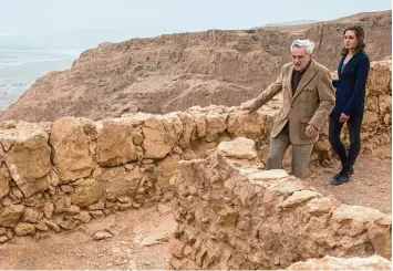  ?? Foto: Itiel Zion, ARD Degeto ?? Kommissari­n Sara Stein (Katharina Lorenz) ermittelt in Masada: Durch den Archäologe­n Avram Salzman (Michael Degen) stößt sie auf ein Geheimnis.