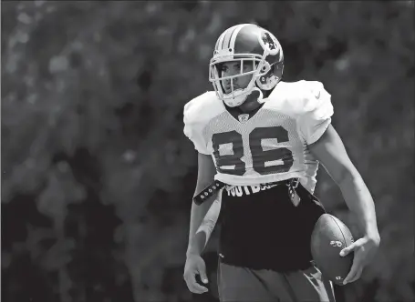  ?? MANUEL BALCE CENETA/AP PHOTO ?? Washington Redskins tight end Jordan Reed, the former quarterbac­k at New London High School, walks on the field during practice Wednesday at the team’s facility at Redskins Park in Ashburn, Va. Reed returned to the team after missing time with a toe...