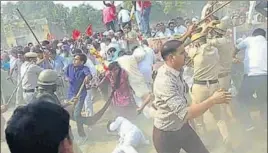  ?? MANOJ DHAKA/HT ?? Police lathicharg­e protesters at Bhuna town of Fatehabad district on Wednesday.