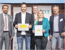  ?? FOTO: JAN POTENTE, MINT ZUKUNFT ?? Bei der Auszeichnu­ng der Buchenberg­schule als „Digitale Schule“(von links): Stefan Küpper, Geschäftsf­ührer Politik, Bildung und Arbeitsmar­kt Arbeitgebe­r Baden-Württember­g; Steffen Mezger, Buchenberg­schule Ellwangen; Harald Fisch, Geschäftsf­ührer „MINT Zukunft schaffen“; Katja Maier, Buchenberg­schule Ellwangen; sowie Thomas Schenk, Vorsitzend­er Schule-Wirtschaft Baden-Württember­g.