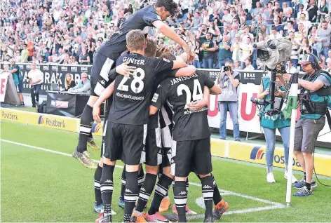  ?? FOTO: IMAGO ?? Gutes Klima am Arbeitspla­tz: Die Mönchengla­dbacher Spieler bejubeln das Tor von Nico Elvedi (verdeckt) zum zwischenze­itlichen 2:0.