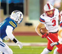  ?? VINCENT D. JOHNSON/DAILY SOUTHTOWN ?? St. Rita’s Kaleb Brown looks to gain yards during the Class 7A state championsh­ip game at Huskie Stadium in DeKalb on Saturday.