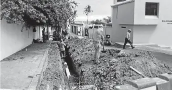  ??  ?? Los trabajos finales de interconex­ión a las micro estaciones en el Umiña.