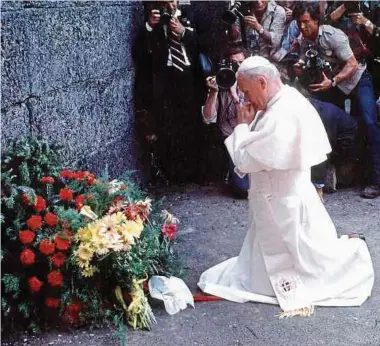  ?? Foto: LW-ARCHIV/KNA ?? Johannes Paul II. war 1979 der erste Papst in Auschwitz.