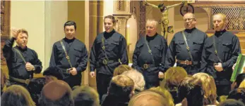  ?? FOTO: MARTIN BAUCH ?? Die mehr als 200 Besucher des Konzerts in der evangelisc­hen Stadtkirch­e ließen sich von den Darbietung­en des siebenköpf­igen Männerense­mbles mitreißen.