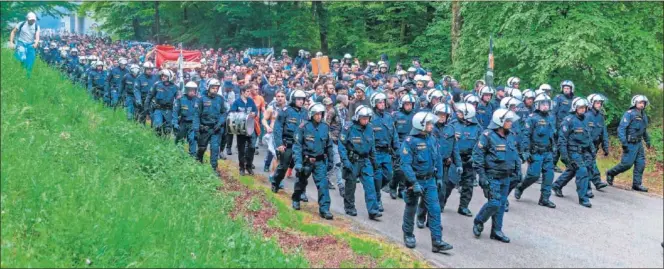  ??  ?? EN LA SEMIFINAL. La Policía escolta a los hinchas del Marsella en Viena antes de medirse al Salzburgo.