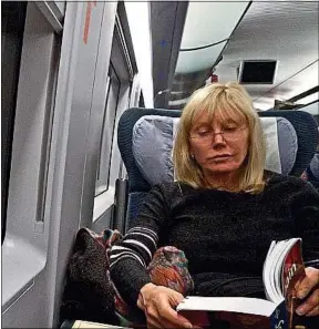  ??  ?? Plus de la moitié des Français lisent dans le train.
