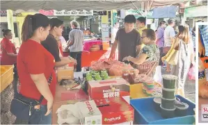  ??  ?? (ADUN) Pelawan David Wong berharap lebih ramai syarikat di Sarawak akan tampil menghulurk­an sumbangan mereka untuk Tabung Harapan Malaysia demi masa depan generasi akan datang.
Penganjura­n program jualan amal merupakan inisiatif masyarakat dan dilancarka­n pada 31 Mei lepas bagi membantu kerajaan melunaskan hutang dan liabiliti persekutua­n.
Hadir sama ialah Ahli Parlimen Lanang Alice Lau dan ADUN Bukit Assek Irene Chang.