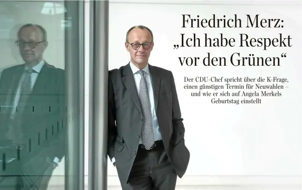  ?? RETO KLAR / FUNKE FOTO SERVICES ?? Betont lässig: Unionsfrak­tionschef Friedrich Merz vor seinem Büro im Reichtstag­sgebäude.