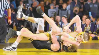  ?? RICK KINTZEL/THE MORNING CALL ?? Bethlehem Catholic’s Cael McIntyre (bottom) is on top of the 106-pound weight class after he beat Freedom’s previously unbeaten freshman C.J. Horvath.